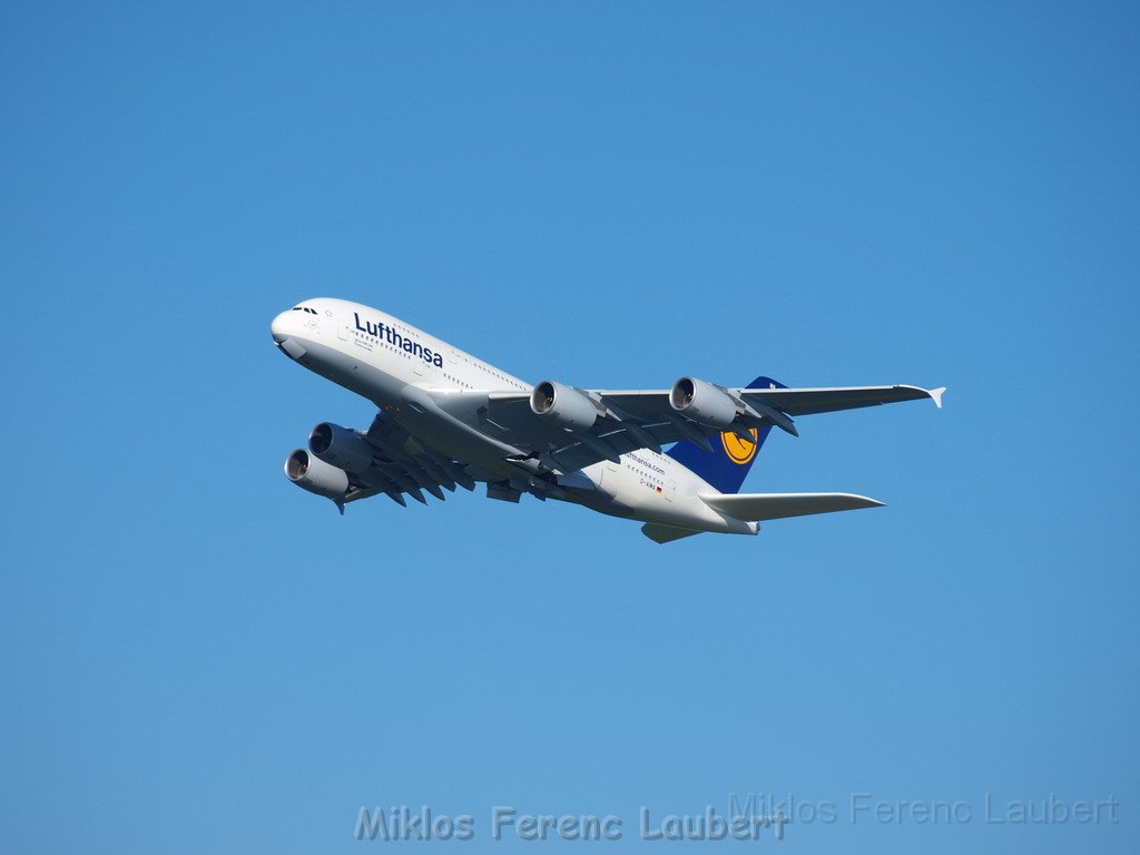 Lufthansa Airbus A 380 zu Besuch Flughafen Koeln Bonn P093.JPG